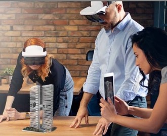 tre persone che indossano visori 3d per analizzare un progetto