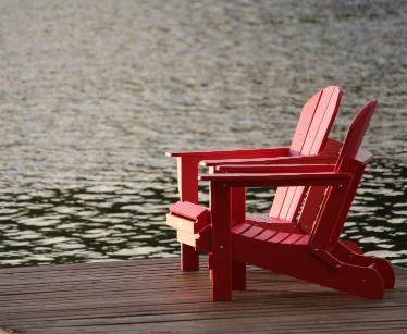 sedie di legno fronte mare