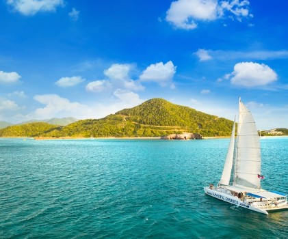 isola antigua barbuda e catamarano in fase di approdo